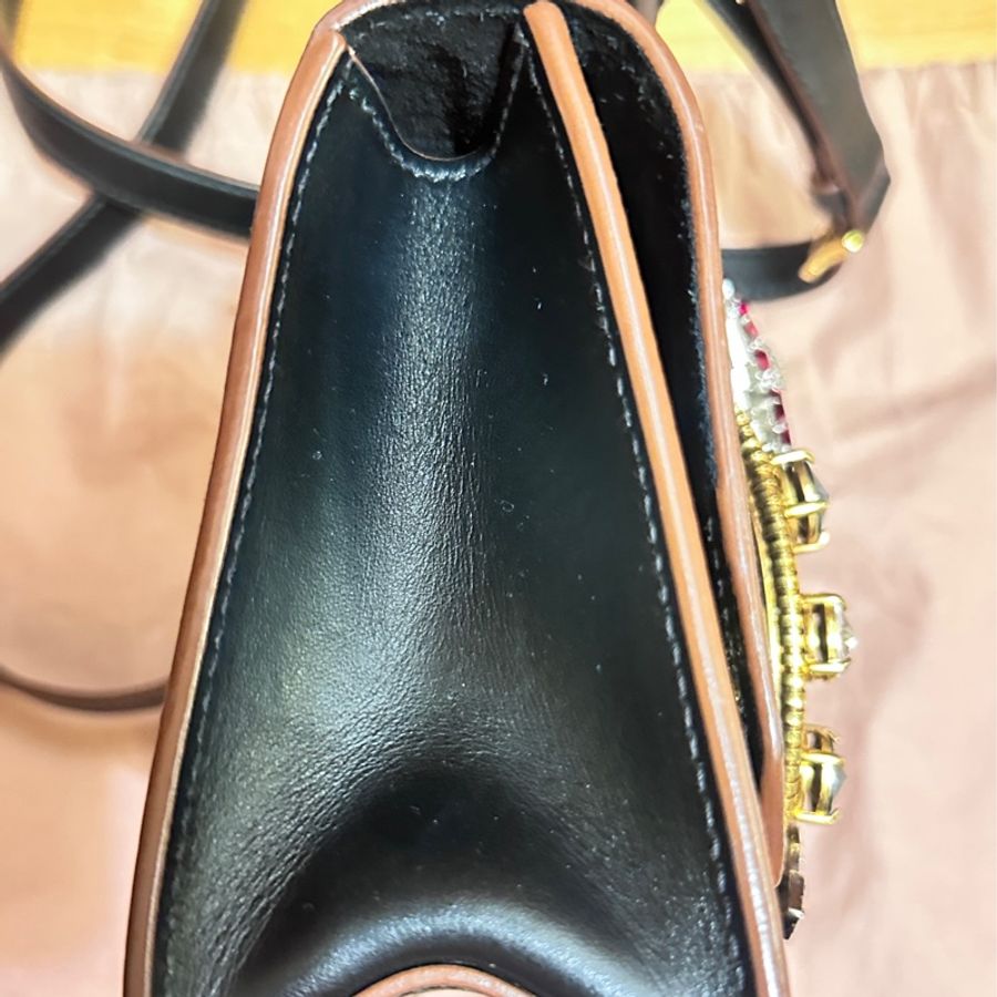 MiuMiu lady 黑色皮革彩色水鑽扣環翻蓋斜背包-7