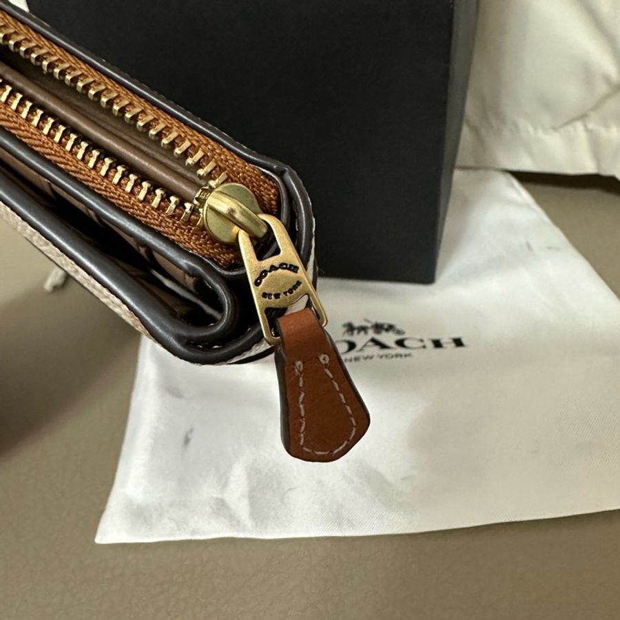 Coach《BILLFOLD 馬車主題圖案印花皮夾》-4