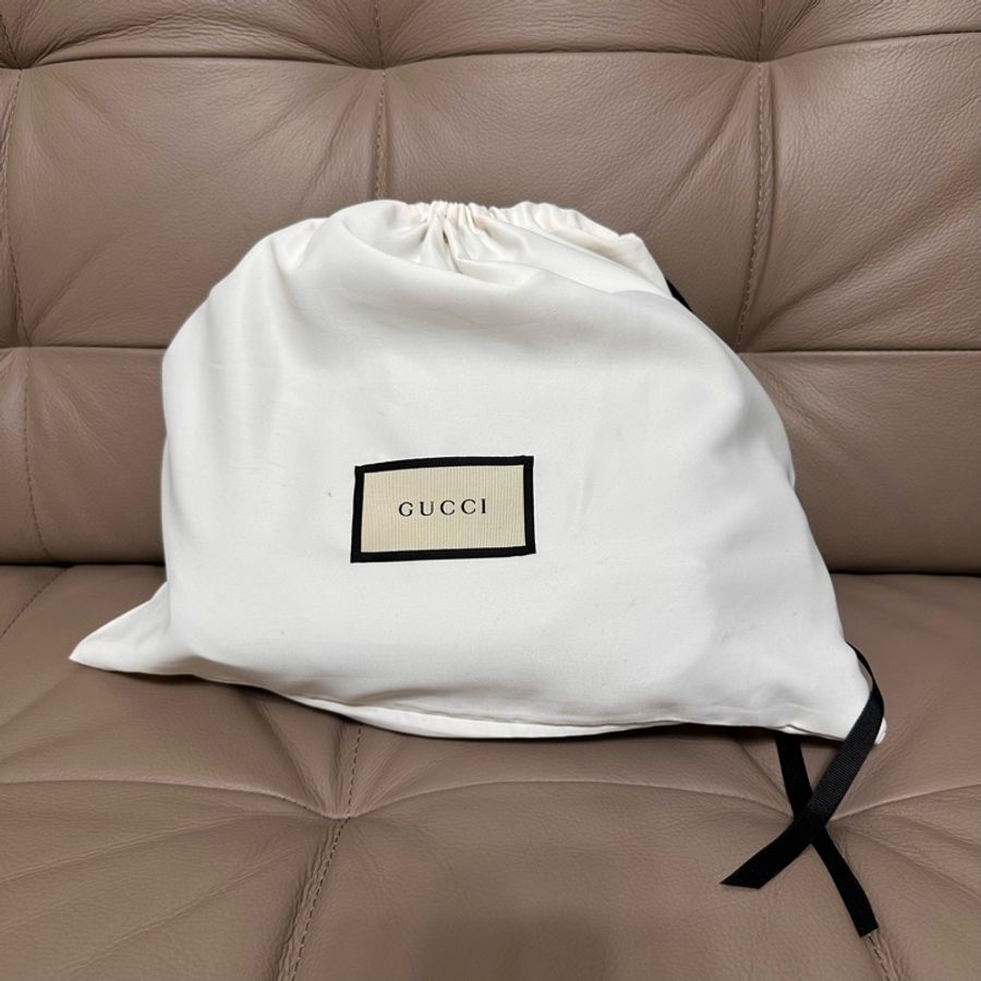 GUCCI Soho Disco 灰色皮革壓紋雙G吊飾斜背包-2