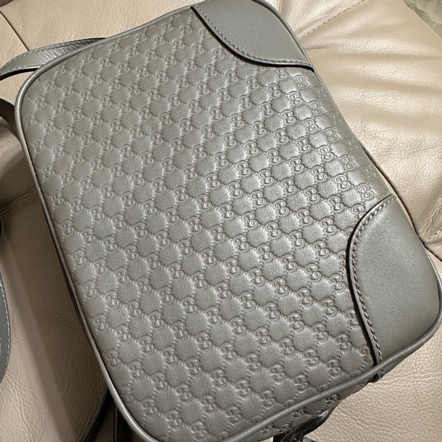 GUCCI Soho Disco 灰色皮革壓紋雙G吊飾斜背包-6