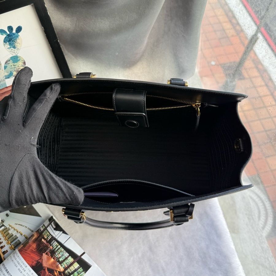 PRADA 金字浮雕Logo 防刮皮革及軟牛皮大款托特包(黑色)-6