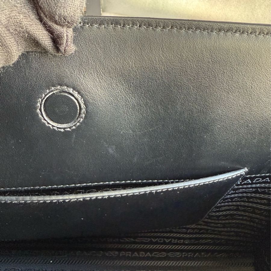 PRADA 金字浮雕Logo 防刮皮革及軟牛皮大款托特包(黑色)-7