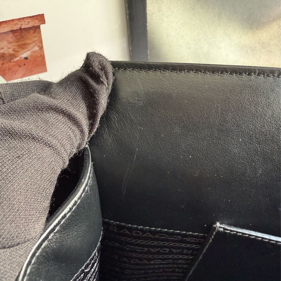 PRADA 金字浮雕Logo 防刮皮革及軟牛皮大款托特包(黑色)-8