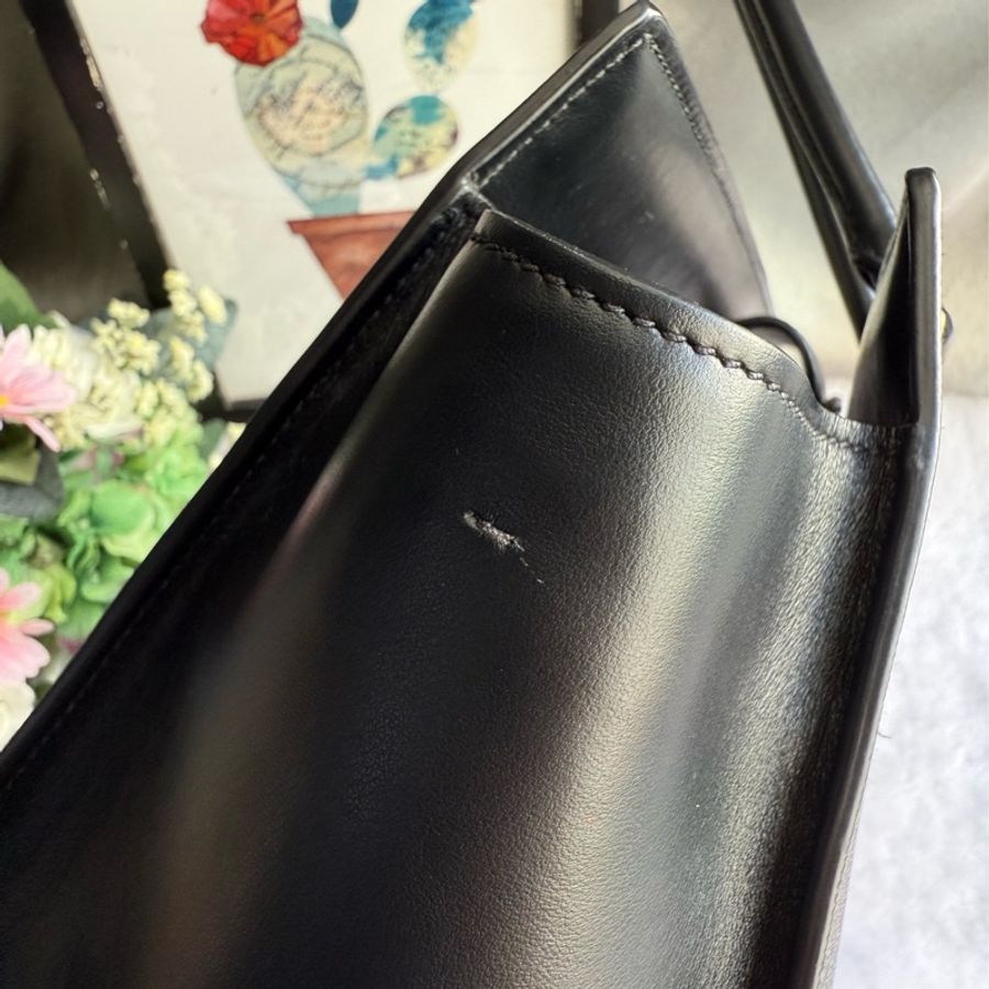PRADA 金字浮雕Logo 防刮皮革及軟牛皮大款托特包(黑色)-13