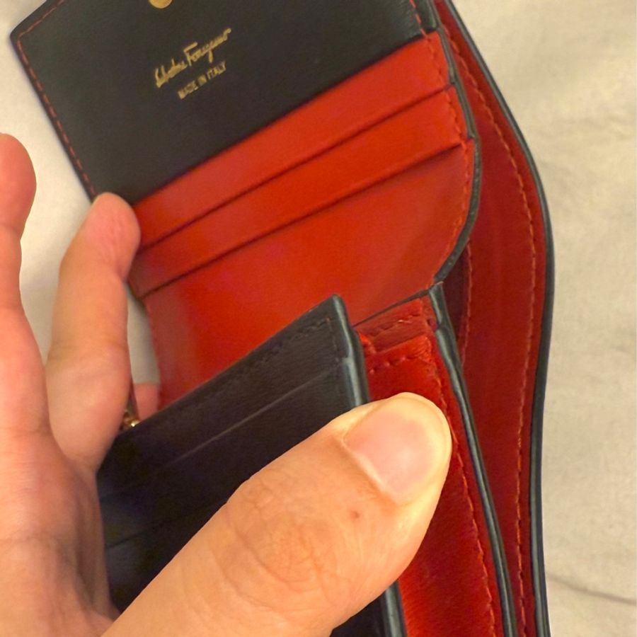 [9成新僅用過一次]Salvatore Ferragamo 經典logo黑色短夾-2