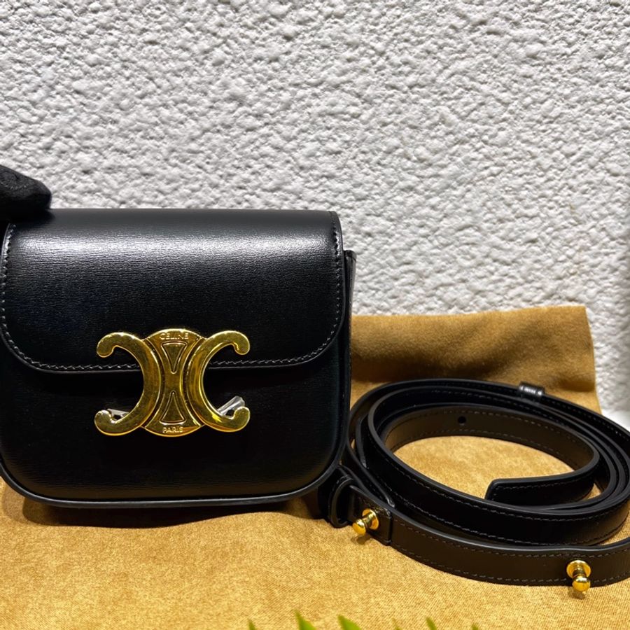 ► ✨閒置品✨CELINE TRIOMPHE系列小牛皮釦式斜背小包 迷你|黑色|-3