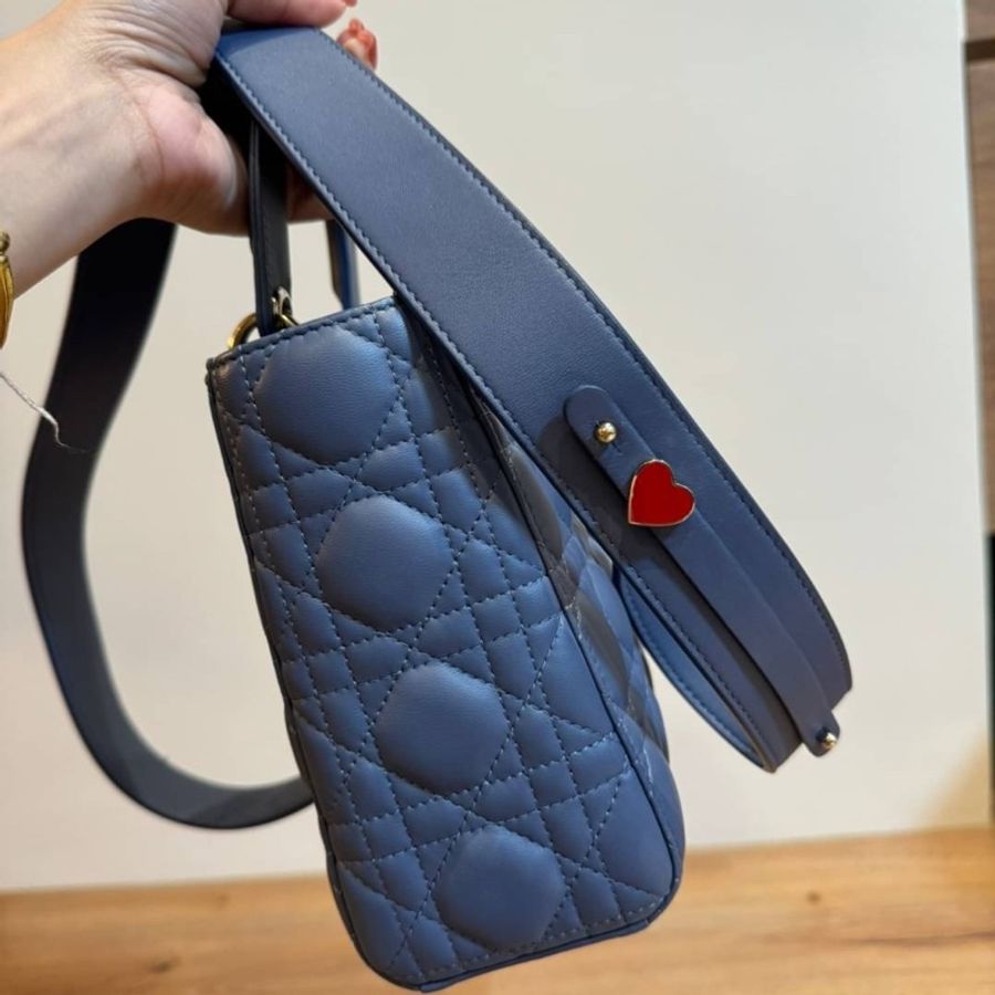 Lady Dior 霧狸藍 五格 愛心徽章 小號 戴妃包 黛妃包 手提包 肩背包 斜背包-8