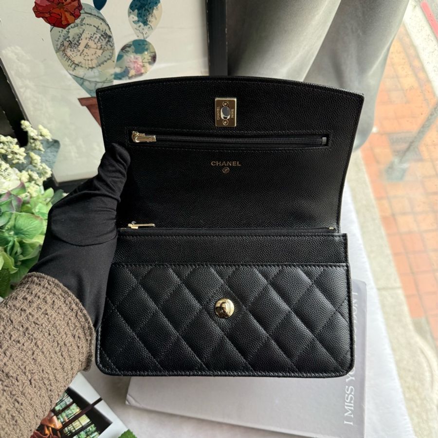 Chanel 25C 新款淡金CC Logo 牛皮提把二用風琴式WOC(黑色)-7
