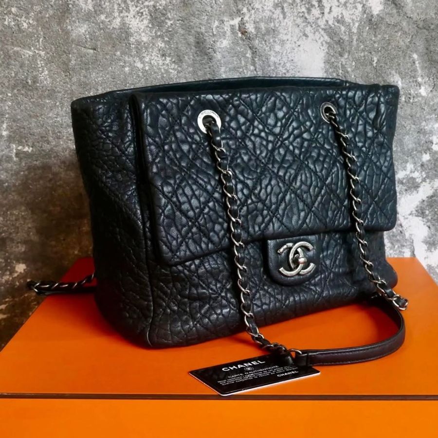 Chanel Mumbai 黑銀荔枝牛皮中性肩背包-6