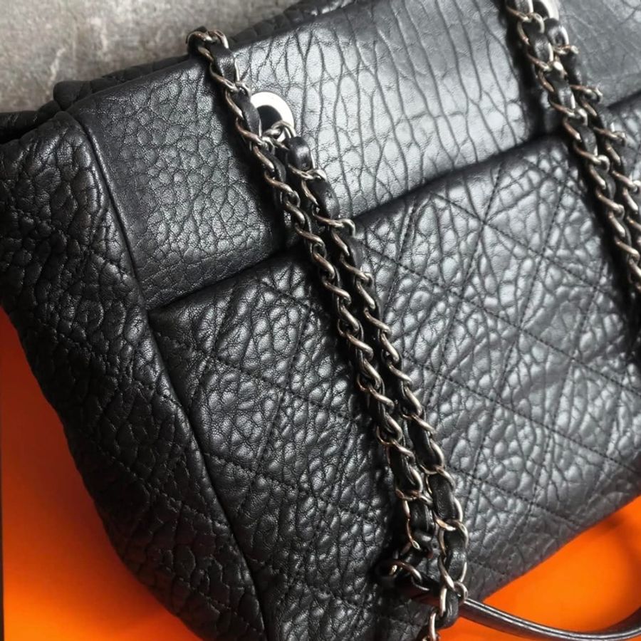 Chanel Mumbai 黑銀荔枝牛皮中性肩背包-12