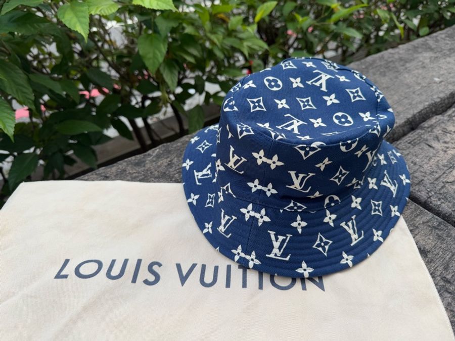 近新LV深藍滿版白色字母Logo漁夫帽-1