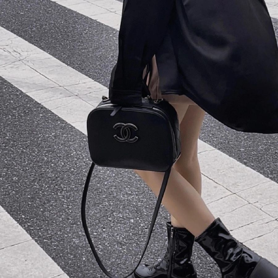 Chanel 黑色斜揹包-1