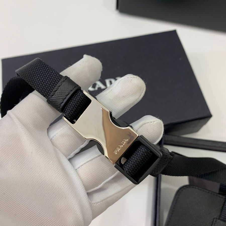 prada 黑 防刮牛皮 十字紋 掛頸 卡包 卡夾 證件夾 證件套 手機包 斜背包-12