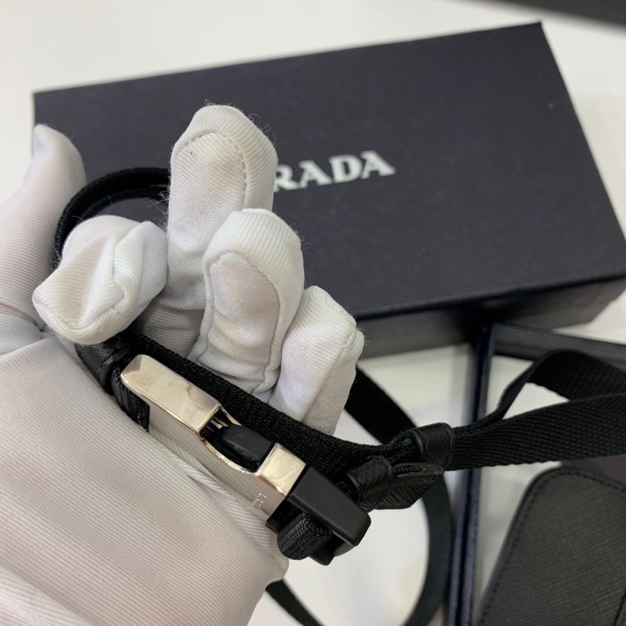 prada 黑 防刮牛皮 十字紋 掛頸 卡包 卡夾 證件夾 證件套 手機包 斜背包-13