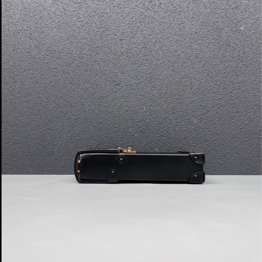 LV黑色epi水波紋trunk vertical手機包-3