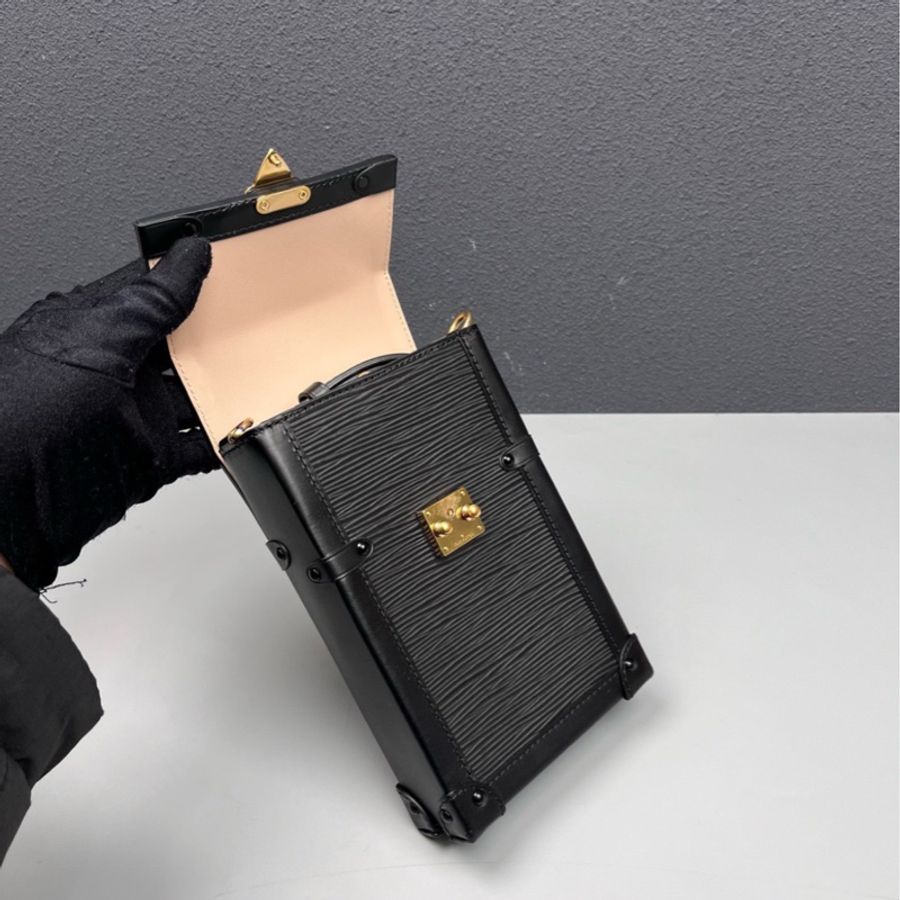 LV黑色epi水波紋trunk vertical手機包-6