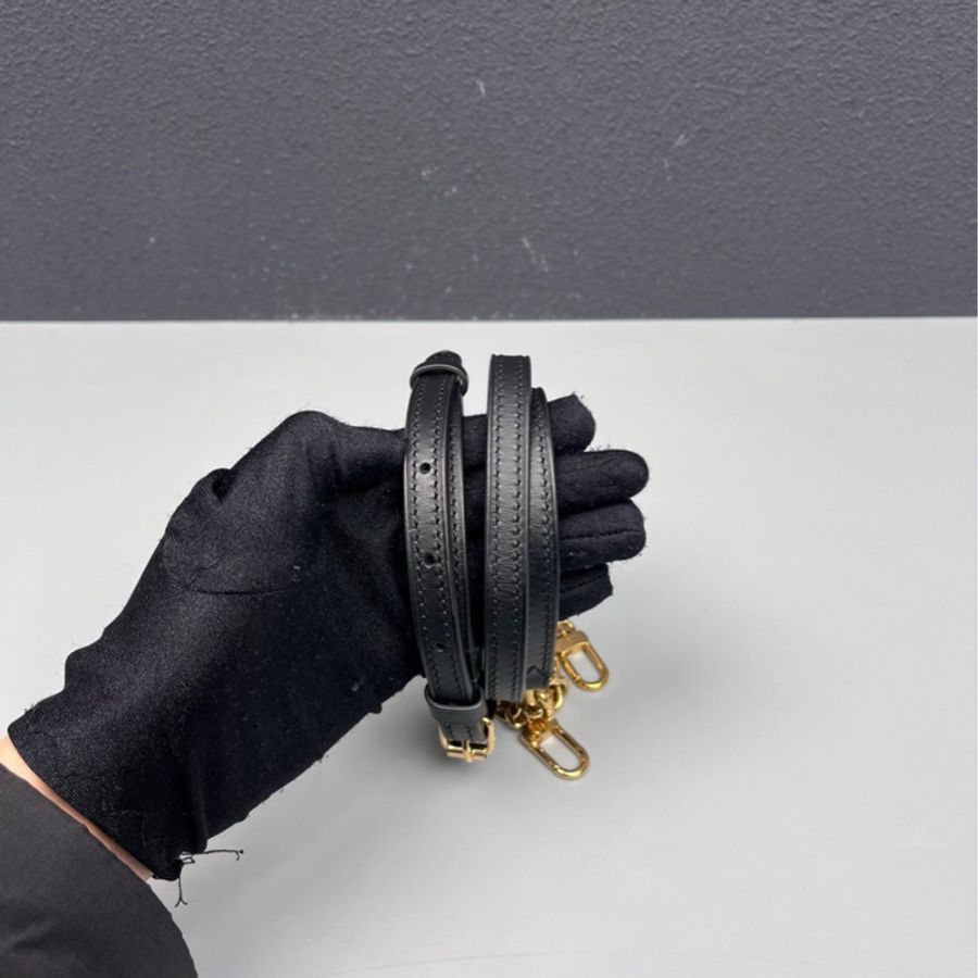 LV黑色epi水波紋trunk vertical手機包-8