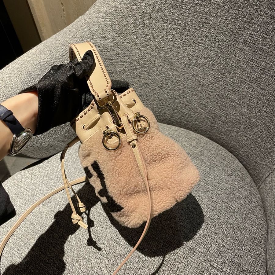 超可愛❤️99新✨ #Fendi #芬迪 #水桶包 #mini #毛茸茸-8