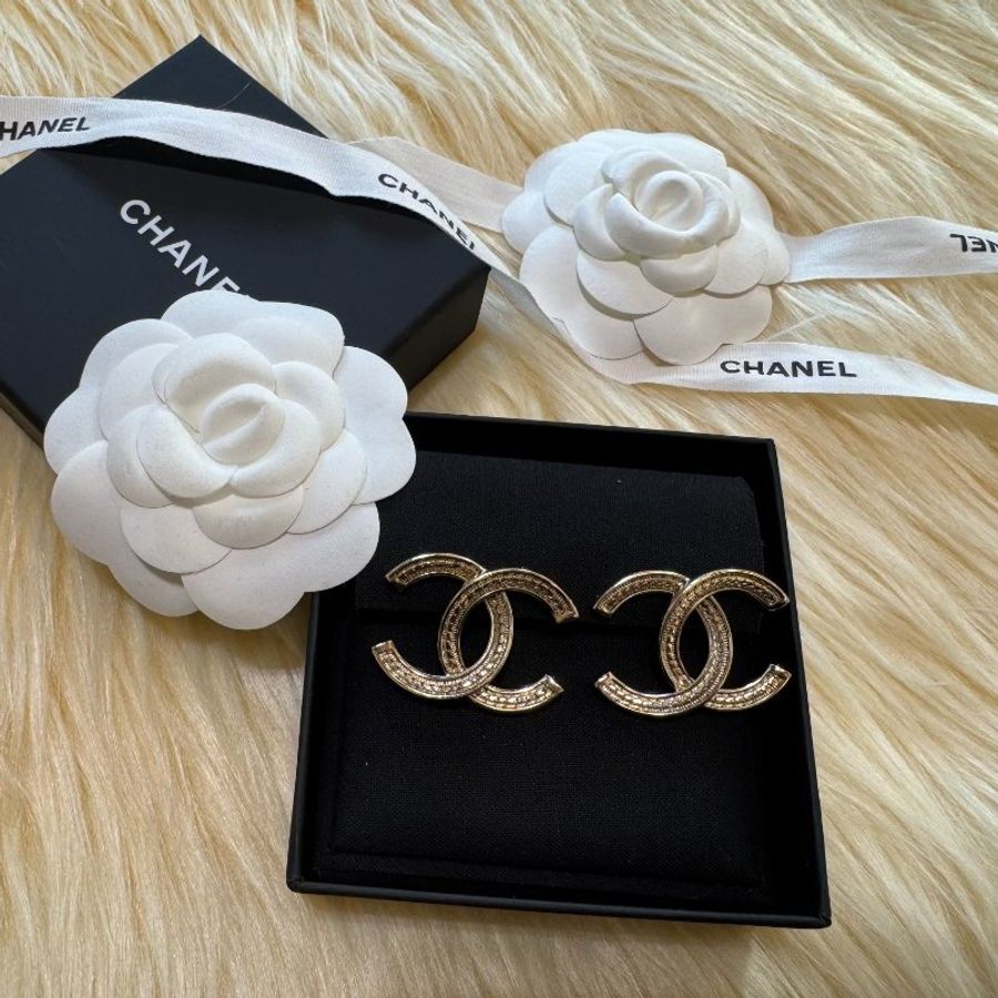 【舊愛新歡】CHANEL全新銀色大雙C格紋夾式耳環-1