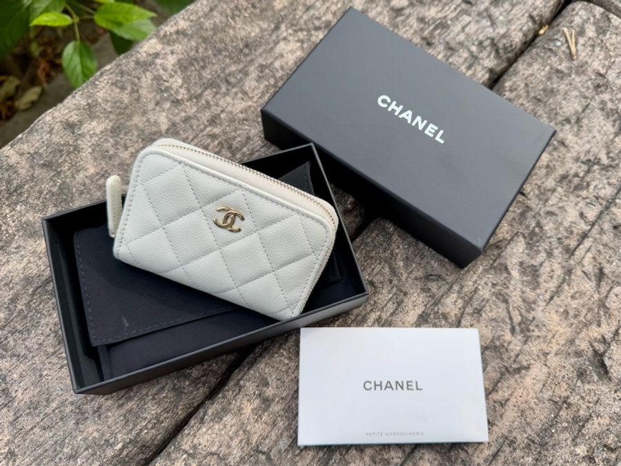 全新CHANEL香奈兒 AP0216 淺灰色金扣ㄇ字拉鍊三層零錢包-0