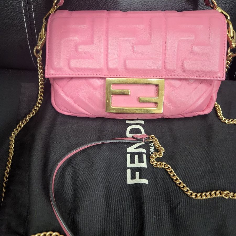 FENDI 新款迷你Baguette納帕軟皮包款-0
