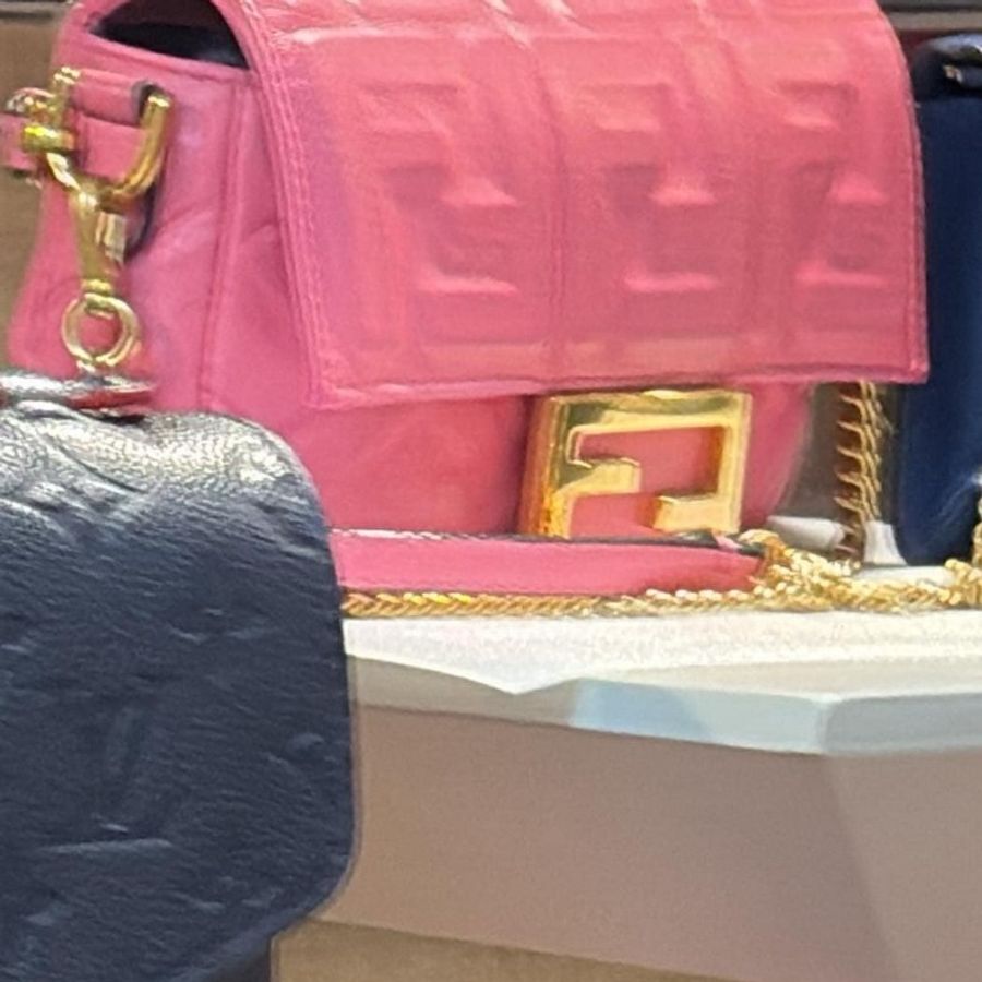 FENDI 新款迷你Baguette納帕軟皮包款-3
