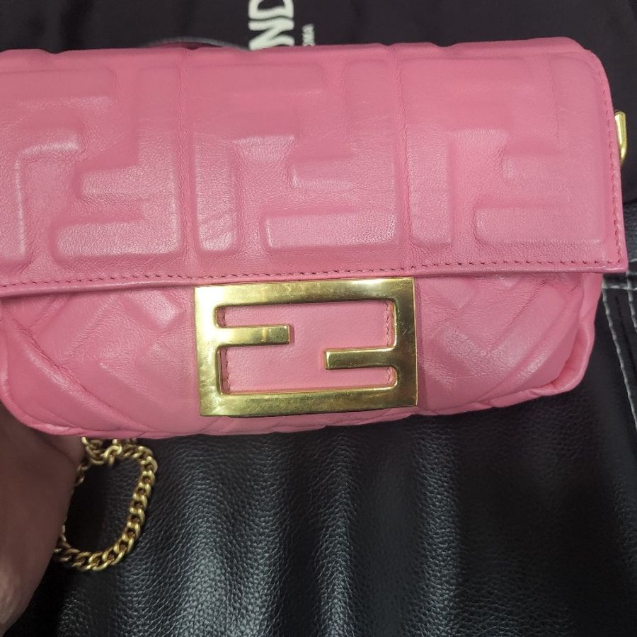 FENDI 新款迷你Baguette納帕軟皮包款-4