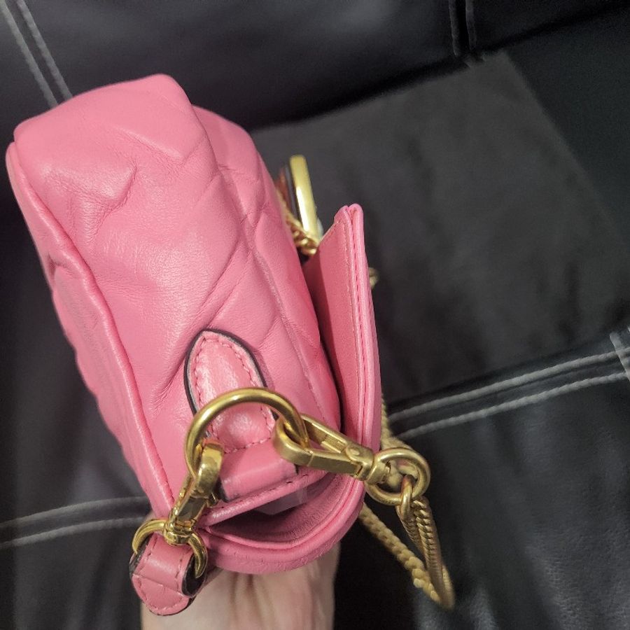 FENDI 新款迷你Baguette納帕軟皮包款-10