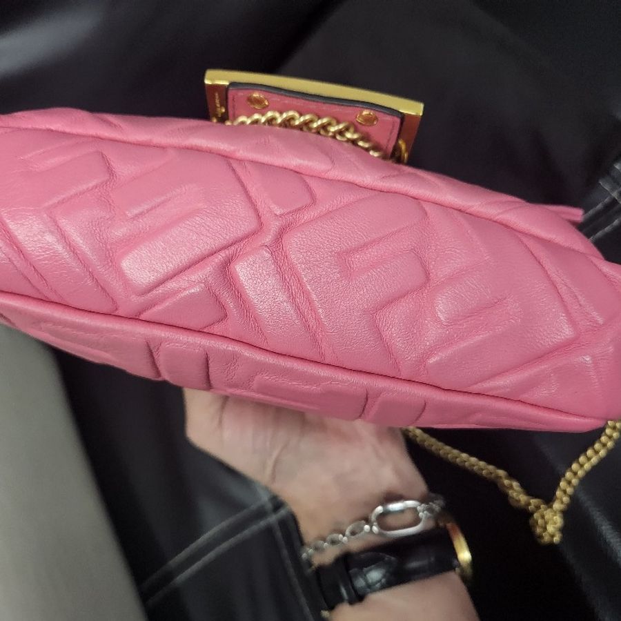 FENDI 新款迷你Baguette納帕軟皮包款-11