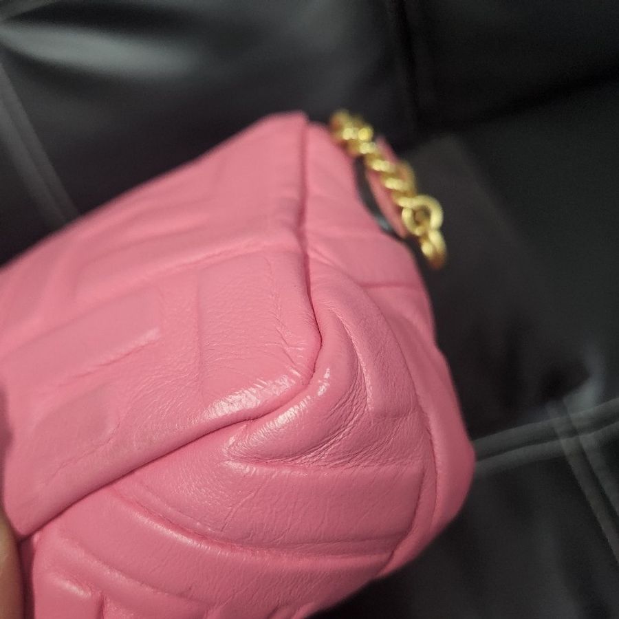 FENDI 新款迷你Baguette納帕軟皮包款-15