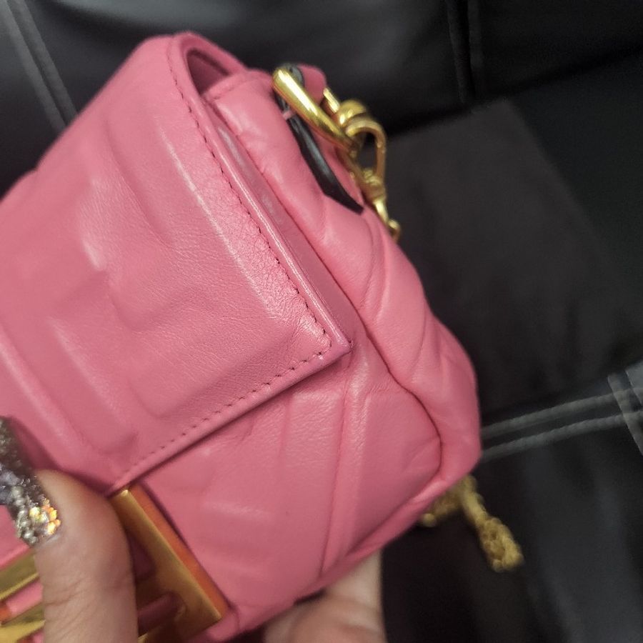 FENDI 新款迷你Baguette納帕軟皮包款-16
