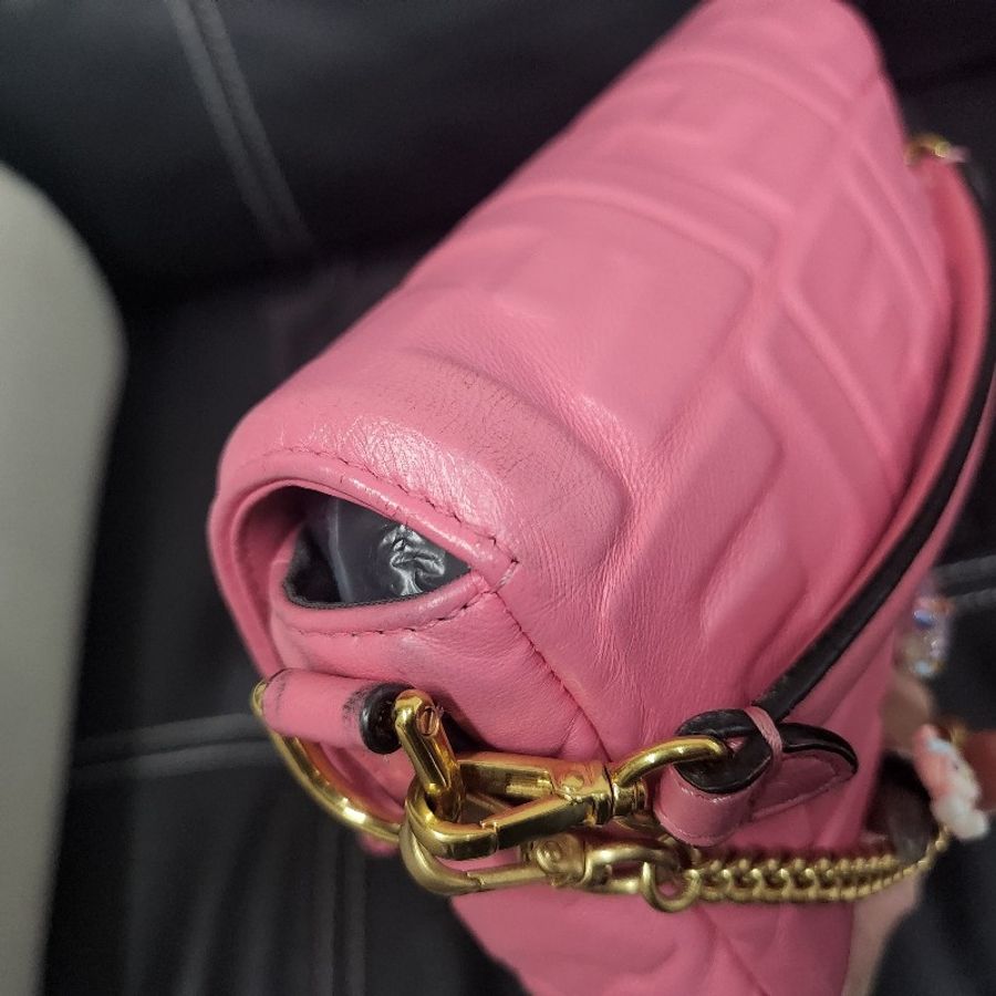 FENDI 新款迷你Baguette納帕軟皮包款-19