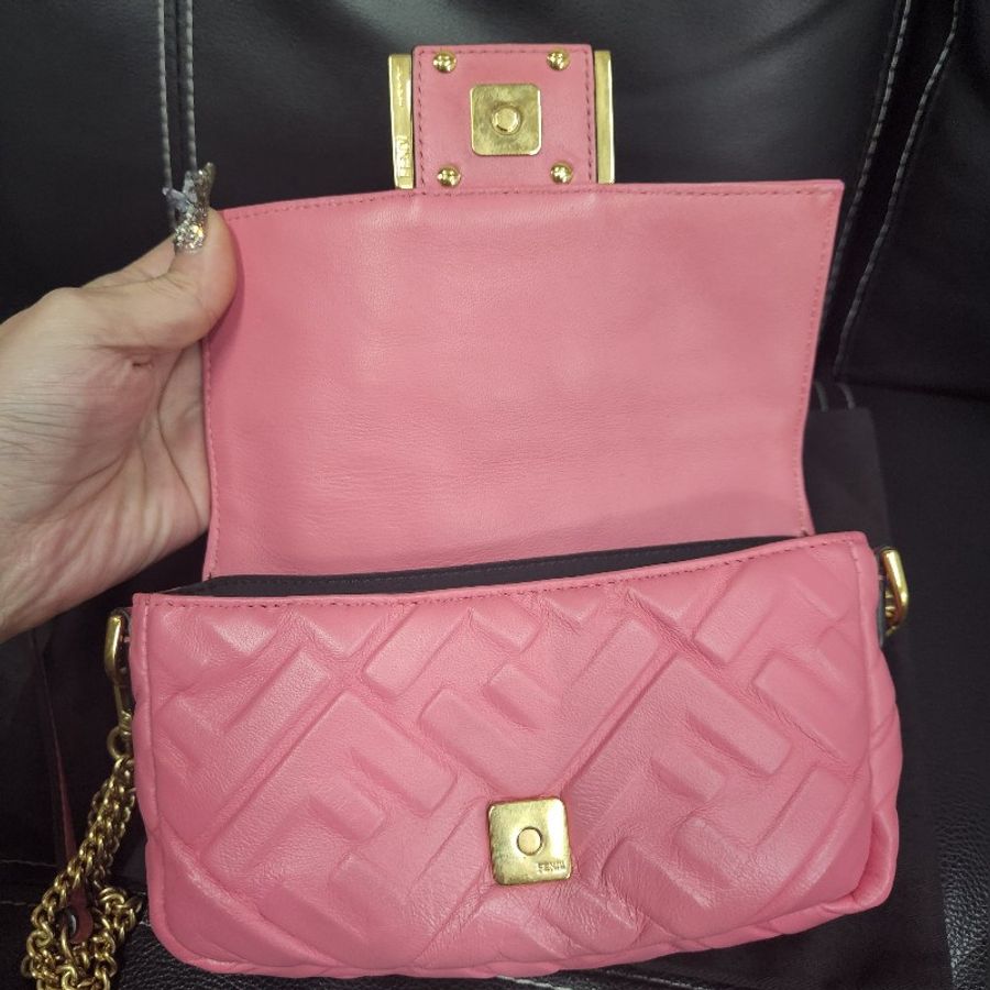 FENDI 新款迷你Baguette納帕軟皮包款-24