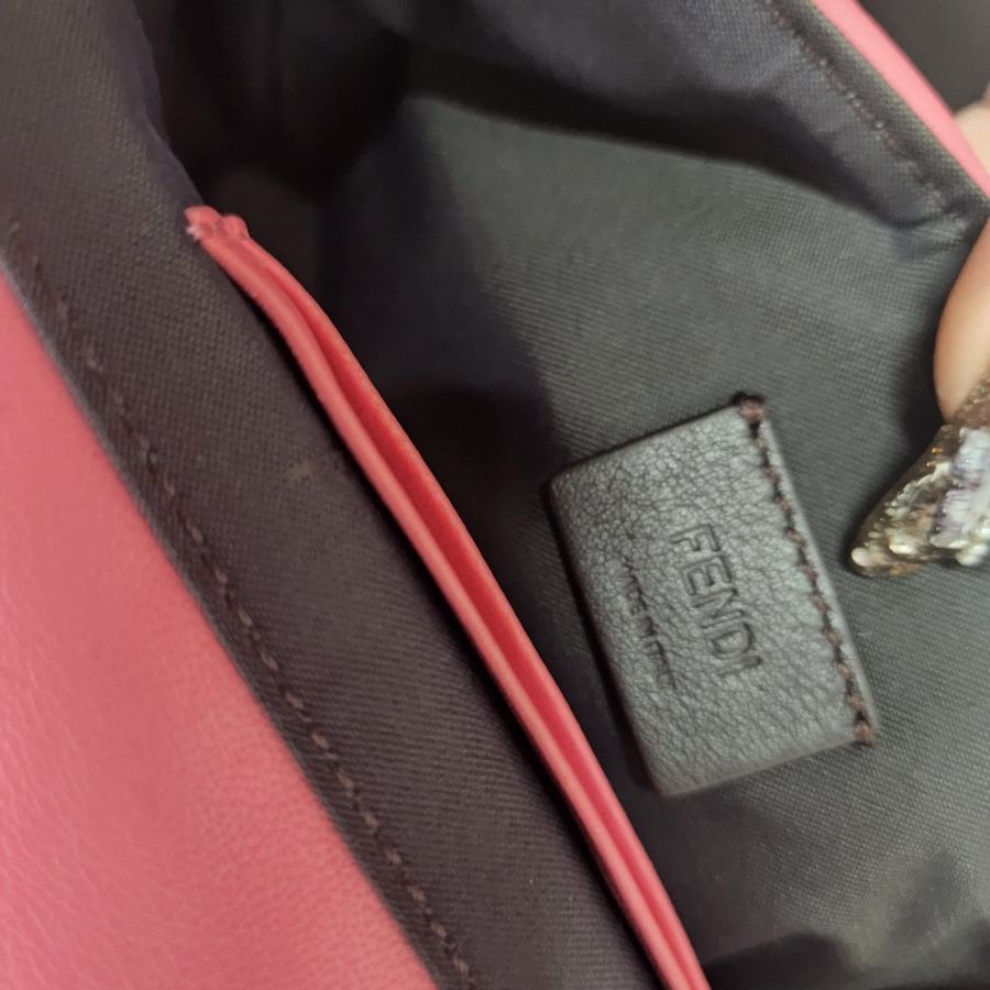 FENDI 新款迷你Baguette納帕軟皮包款-31