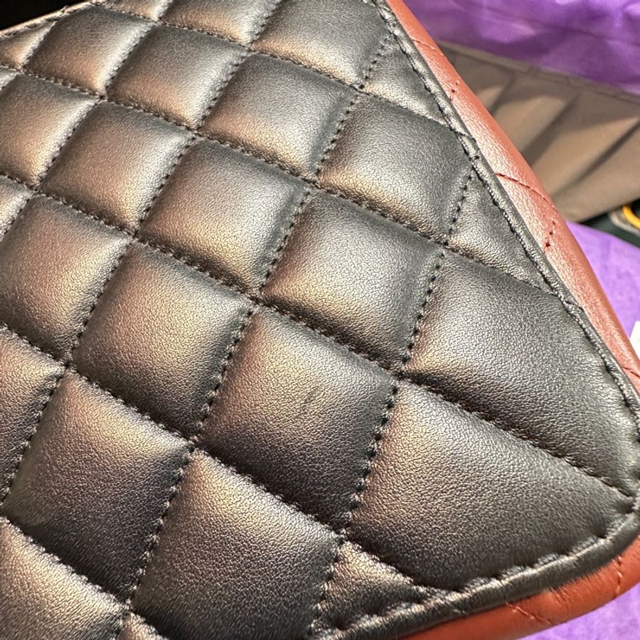 Chanel 黑拚勃根地紅牛皮菱格紋霧金釦皮穿鍊間斜背包AS2229-24