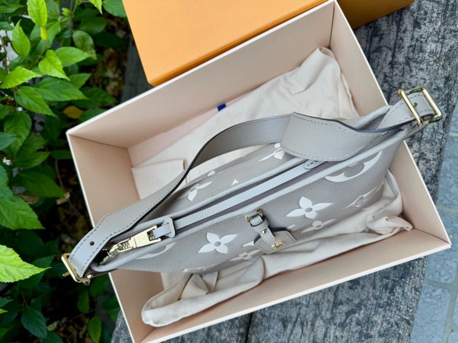 閒置新品Louis Vuitton全皮斑鳩灰奶茶色CarryAll PM斜背包M47180-23