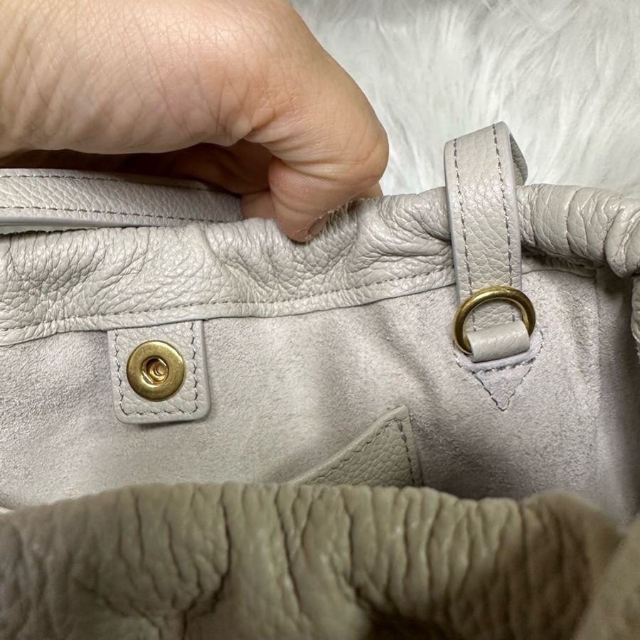光滑牛皮革小型CABAS CUIR TRIOMPHE索繩手袋 淺石灰色-8