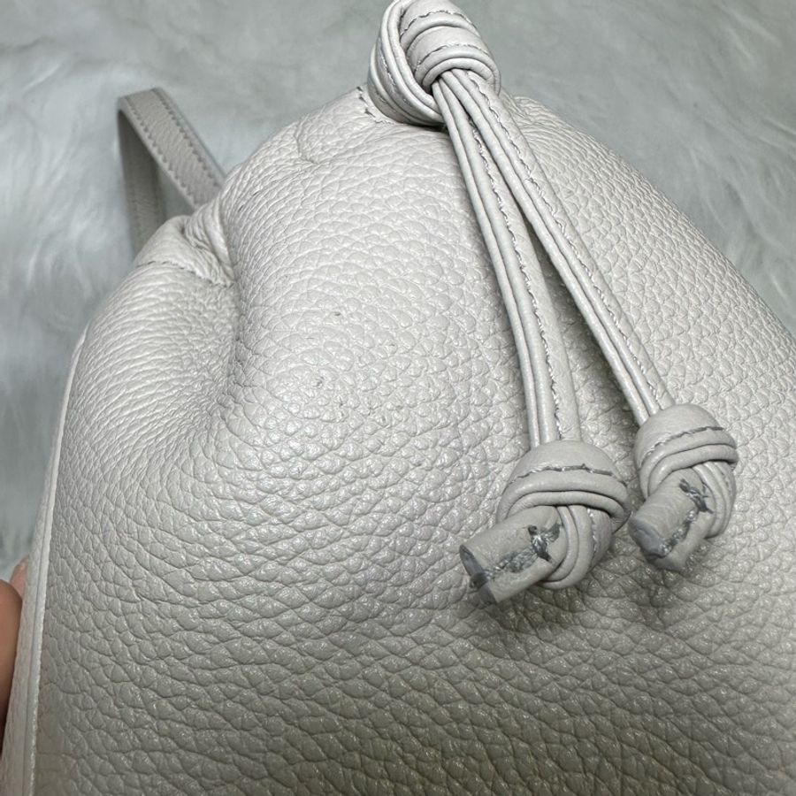 光滑牛皮革小型CABAS CUIR TRIOMPHE索繩手袋 淺石灰色-9