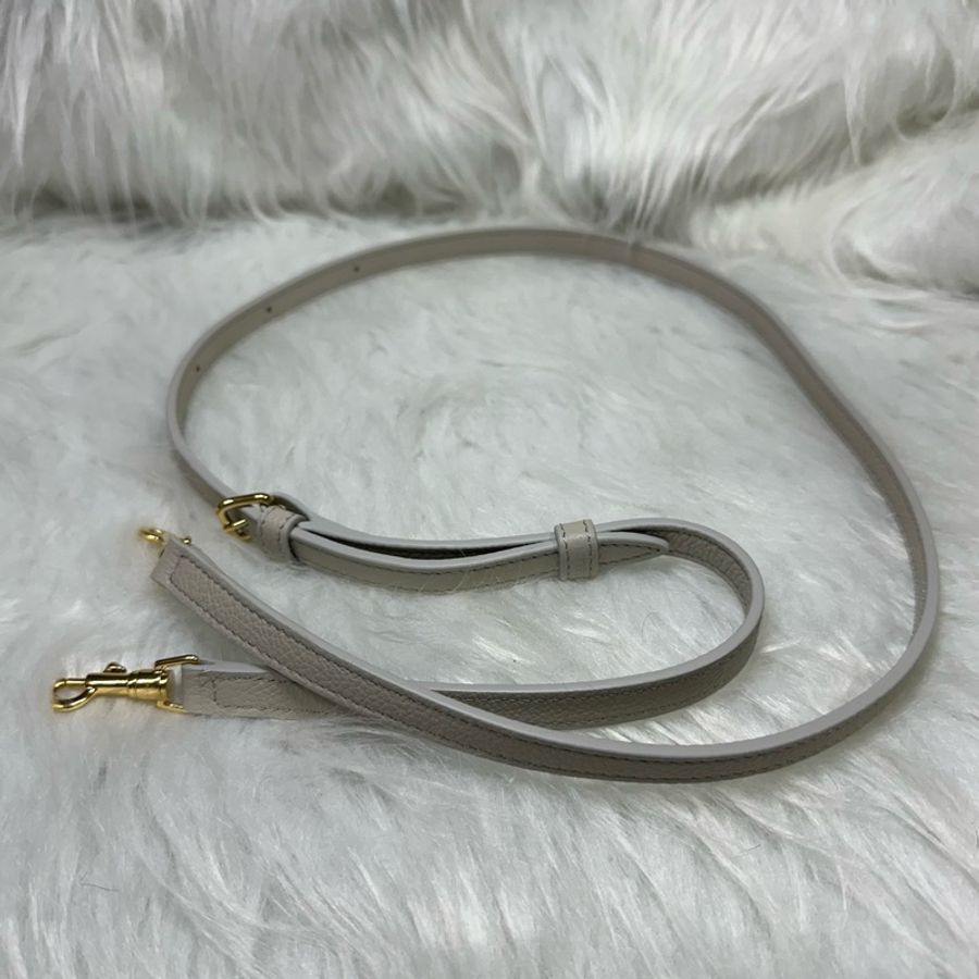 光滑牛皮革小型CABAS CUIR TRIOMPHE索繩手袋 淺石灰色-10