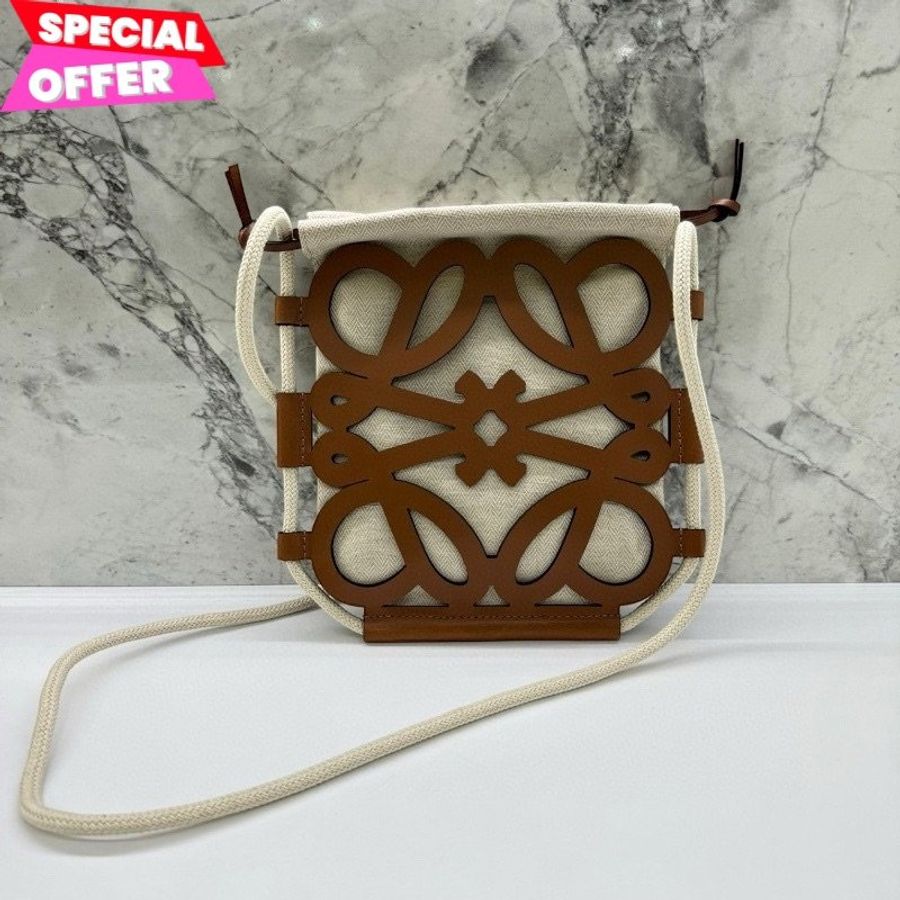 🎁母親節特價🎁Loewe Anagram 鏤空小牛皮帆布斜背包 棕米色-0