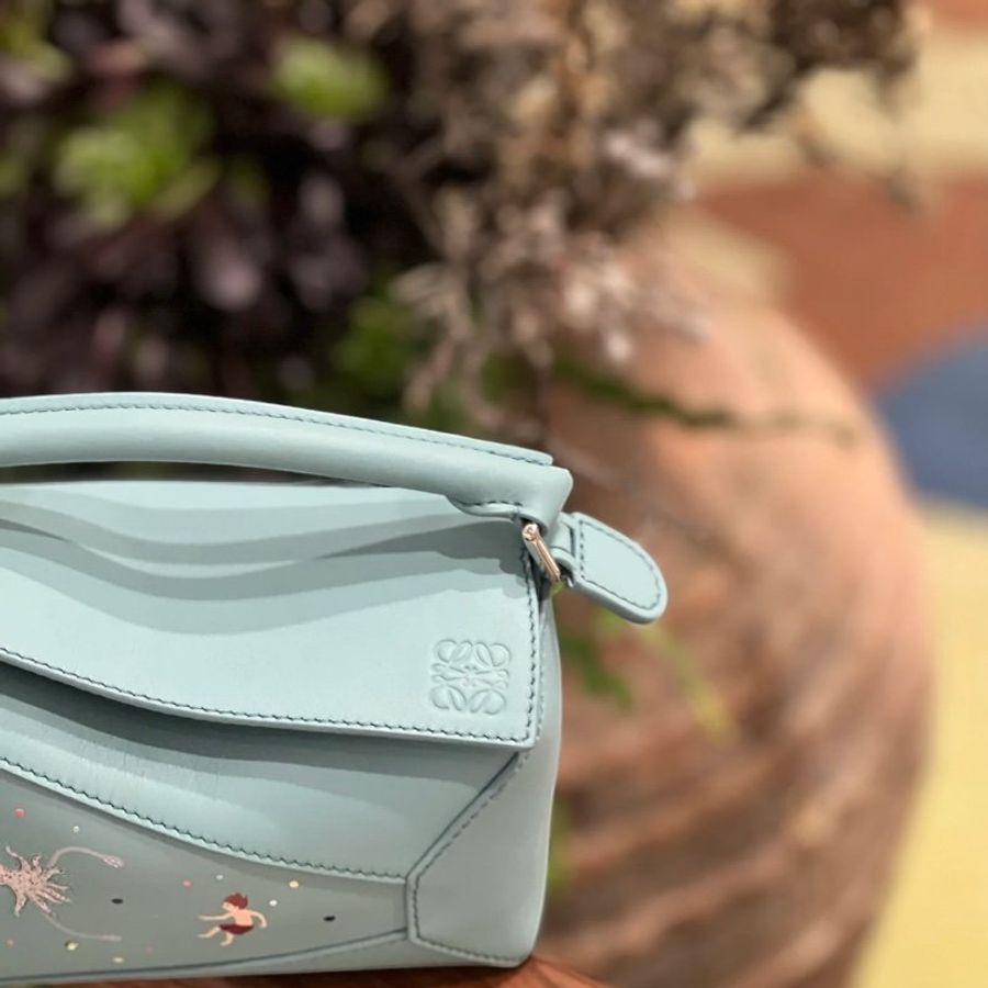 🌸2025春夏新品🌸Loewe X Suna Fujita Puzzle 花枝迷你包 納帕小牛皮 水藍色限定款-6