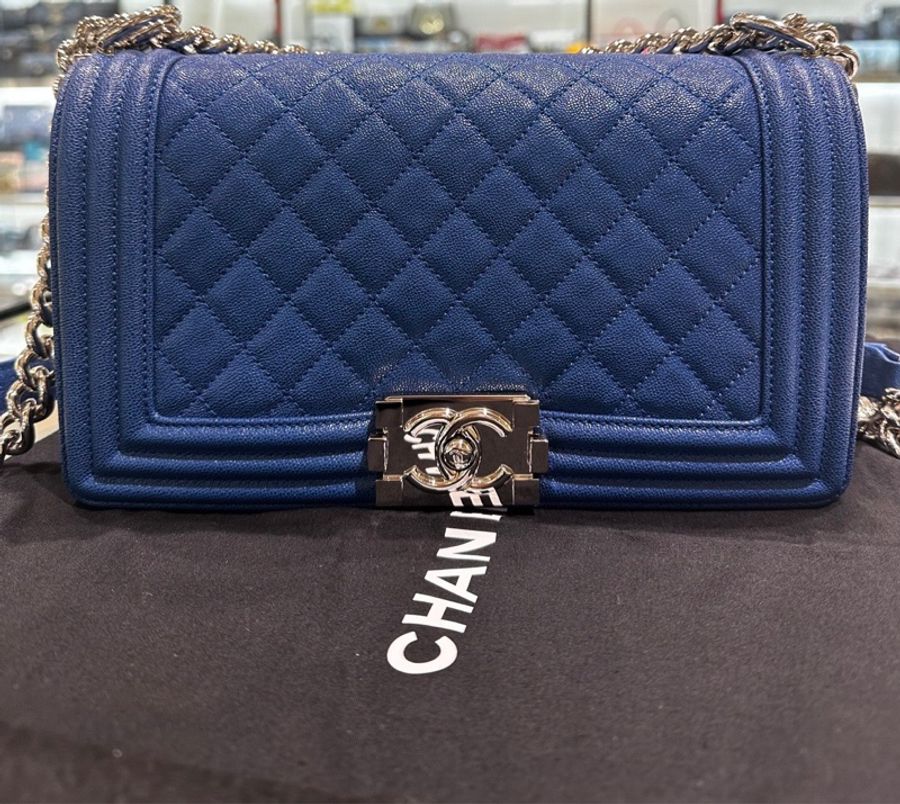 CHANEL 全新品未使用 藍色荔枝皮銀釦BOY25/A67086-0