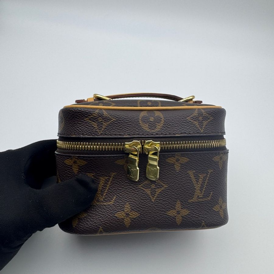 LV-經典原花M44495手提Mini化妝包-9