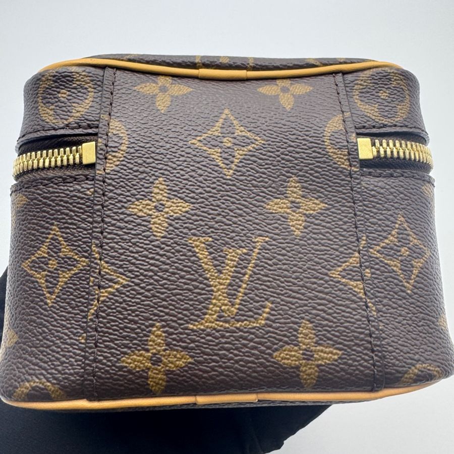 LV-經典原花M44495手提Mini化妝包-10