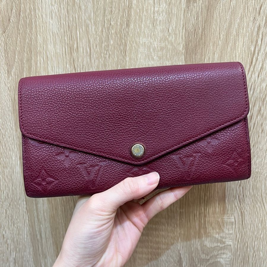 LV 紫紅牛皮壓紋Sarah長夾M62213-0