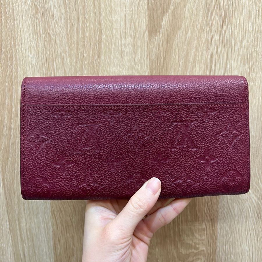 LV 紫紅牛皮壓紋Sarah長夾M62213-4