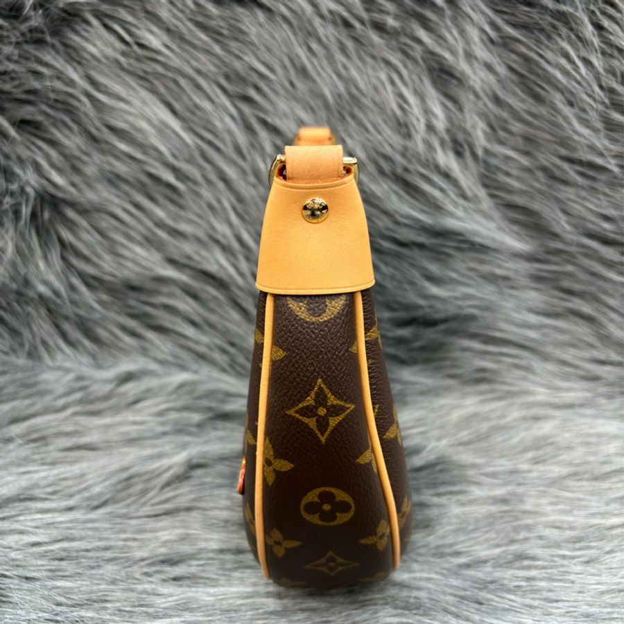 LV M81098 老花字紋原花 斜背包 肩背包 牛角包 彎月包 可頌包 豌豆包 月亮包-4