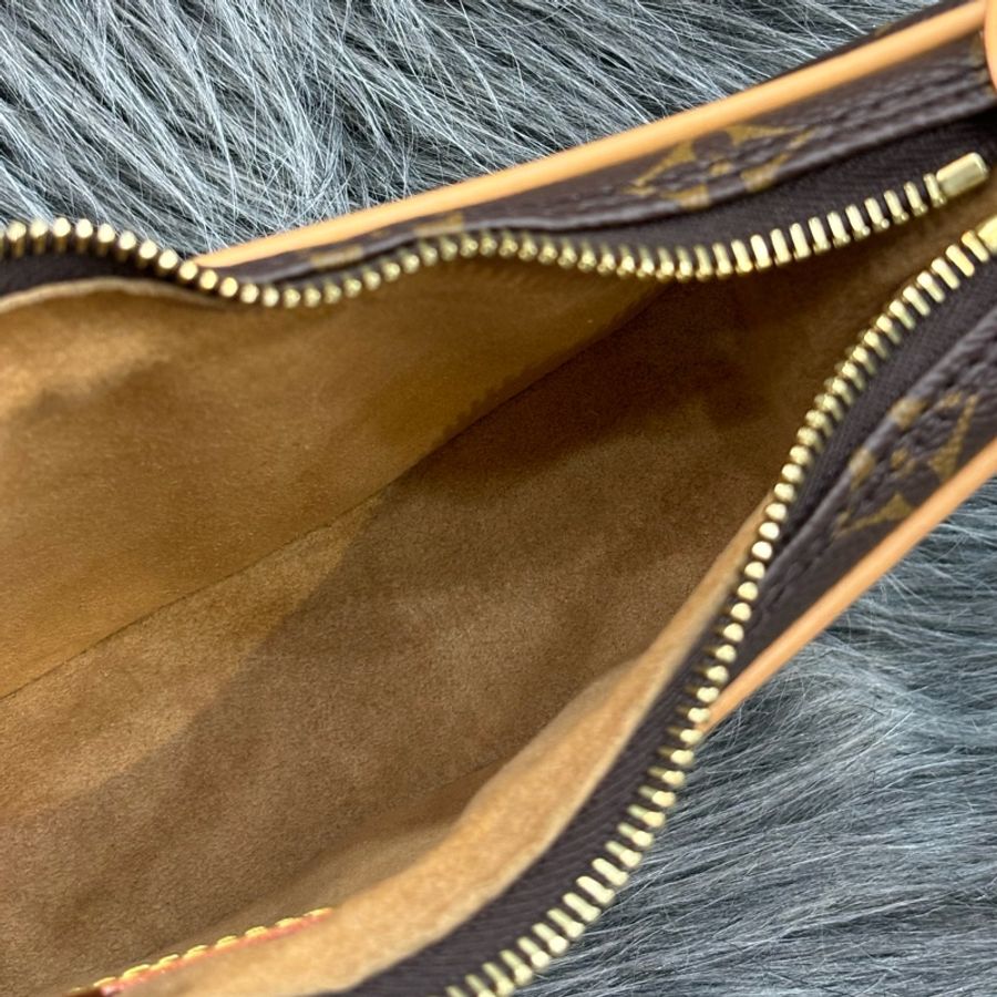 LV M81098 老花字紋原花 斜背包 肩背包 牛角包 彎月包 可頌包 豌豆包 月亮包-19