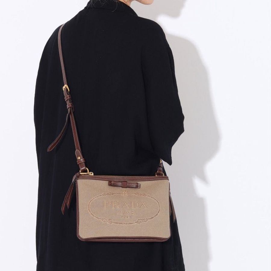 Prada 刺繡帆布 蝴蝶結 咖啡色 皮飾邊 扁形 斜背包 肩背包 側背包-3