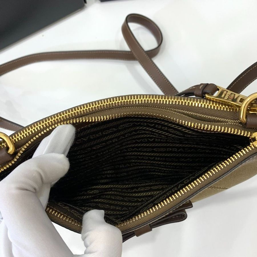 Prada 刺繡帆布 蝴蝶結 咖啡色 皮飾邊 扁形 斜背包 肩背包 側背包-22